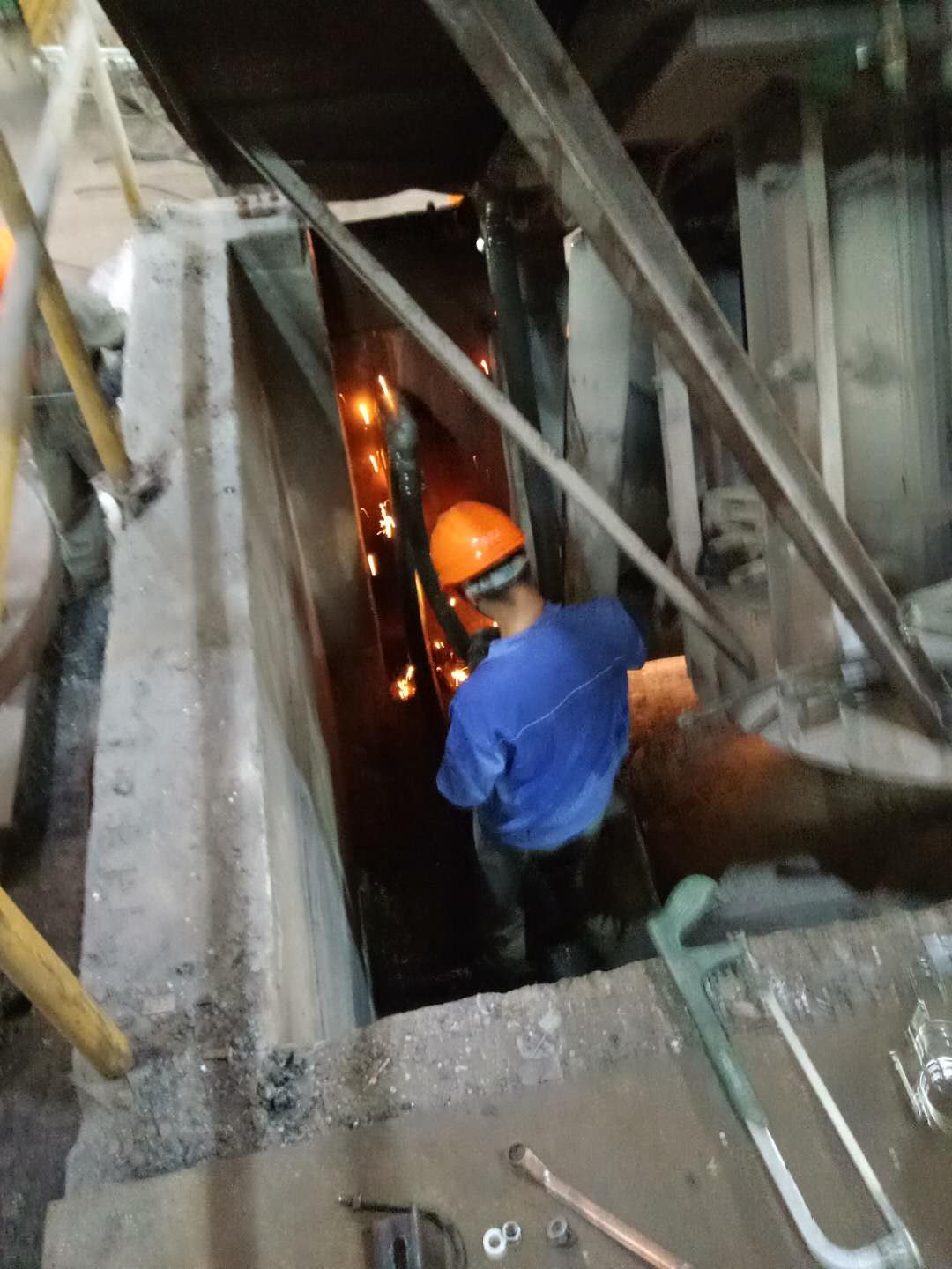 圖為電工人員張建芳正在緊固冷卻管.jpg